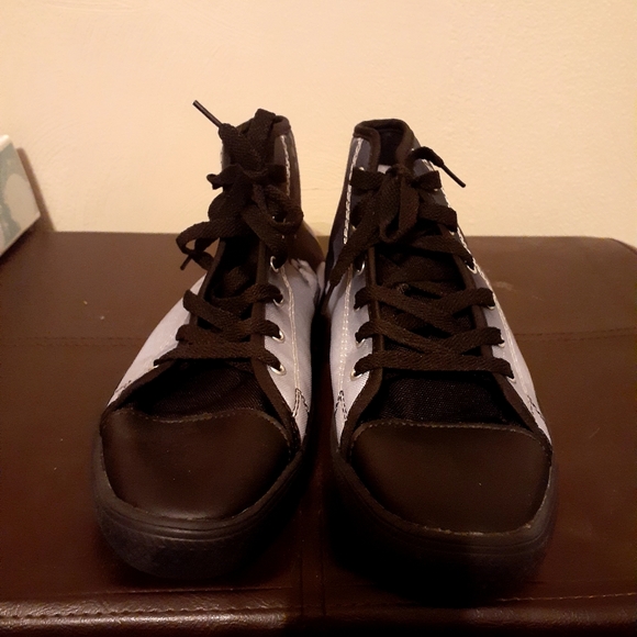 Billie Eilish Lace up shoes - Picture 4 of 5